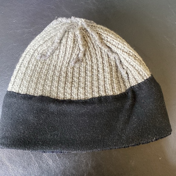 Turtle Fur Wool Knit Beanie Hat, Gray & Black with Red Design. OSFA. - Picture 3 of 9